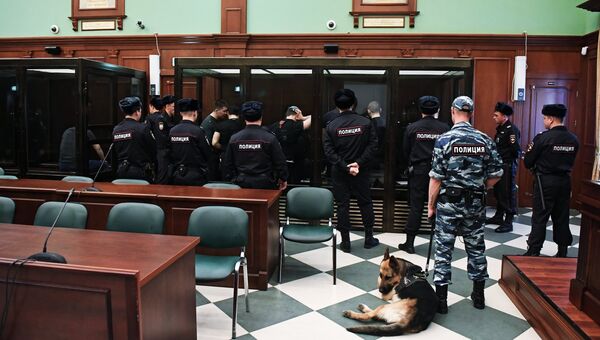 Участники преступной группировки, организатором которой является Захарий Калашов (Шакро Молодой), обвиняемый в вымогательстве в особо крупном размере . Архивное фото