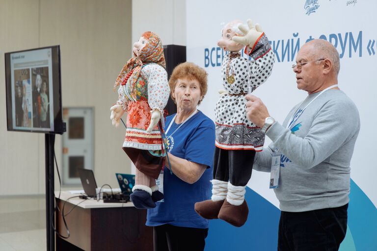 Волонтеры проекта Никогда не поздно играть в куклы шьют игрушки своими руками, пишут сценарии и на их основе ставят спектакли Волонтеры проекта Никогда не поздно играть в куклы шьют игрушки своими руками, пишут сценарии и на их основе ставят спектакли