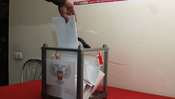 Военнослужащий Донецкой Народной Республики во время досрочного голосования на выборах главы ДНР. Архивное фото
