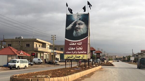 Портрет генерального секретаря движения Хезболлах Хасана Насрулла на центральной улице одной из деревень в долине Бекаа в Ливане
