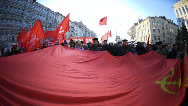 Участники шествия, посвященного 101-й годовщине Октябрьской революции, в Москве.  7 ноября 2018