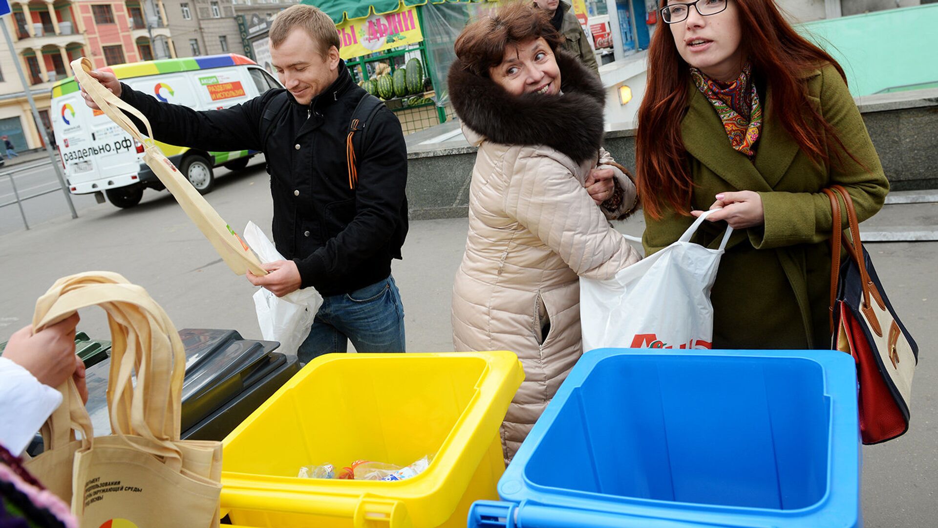 Горожане выбрасывают мусор в контейнеры раздельного сбора отходов - РИА Новости, 1920, 28.04.2020
