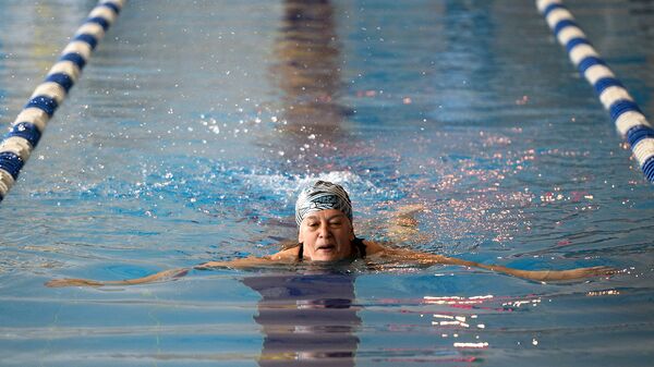 Женщина плавает в бассейне. Архивное фото