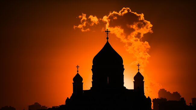 Вид на Храм Христа Спасителя с территории природно-ландшафтного парка Зарядье в Москве