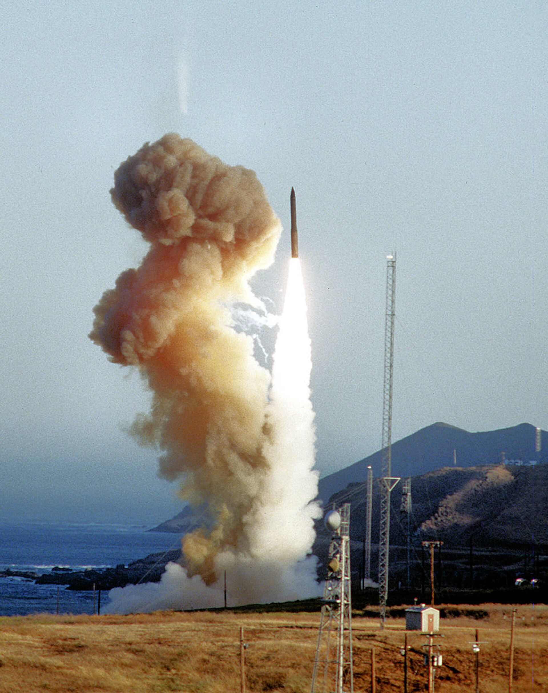 Запуск американской баллистической межконтинентальной ракеты Minuteman III - РИА Новости, 1920, 22.02.2024