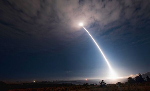 Пуск невооруженной ракеты Minuteman 3 на военной базе ВВС США Ванденберг Пуск невооруженной ракеты Minuteman 3 на военной базе ВВС США Ванденберг