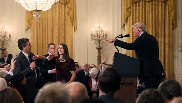 Президент США Дональд Трамп и корреспондент телеканала CNN Джим Акоста во время пресс-конференции в Белом доме. 7 ноября 2018