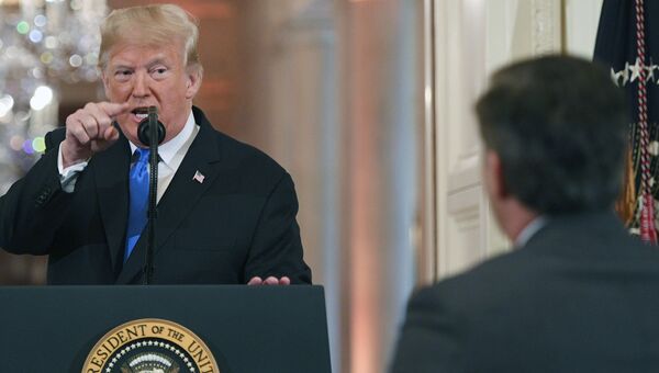 Президент США Дональд Трамп и корреспондент телеканала CNN Джим Акоста во время пресс-конференции в Белом доме. 7 ноября 2018