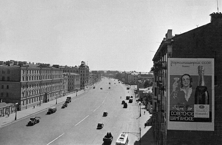 Движение транспорта на Садовом кольце. Москва, 1940 год.