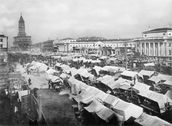 Москва. Воскресная торговля на Сухаревской площади. 1890 год.