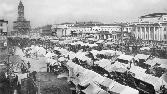 Москва. Воскресная торговля на Сухаревской площади. 1890 год.