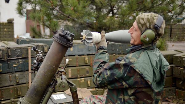 Украинский военнослужащий заряжает миномет
