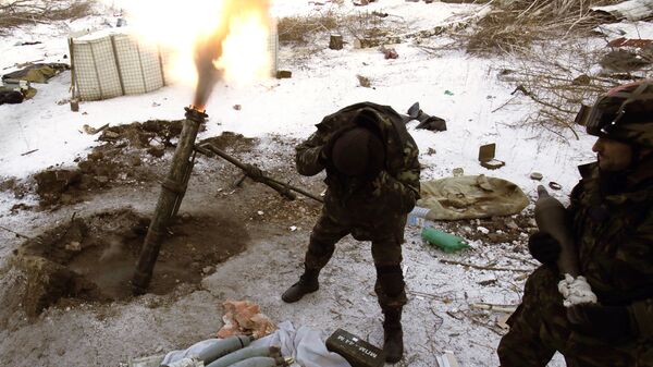 Украинские военные во время стрельбы из миномета. Архивное фото