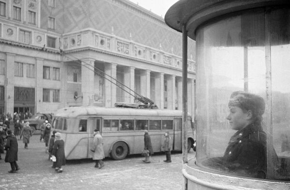 Триумфальная площадь в Москве. Концертный зал имени Петра Ильича Чайковского – на втором плане.
