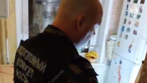 Сотрудник Следственного комитета РФ на месте убийства в квартире на севере Москвы