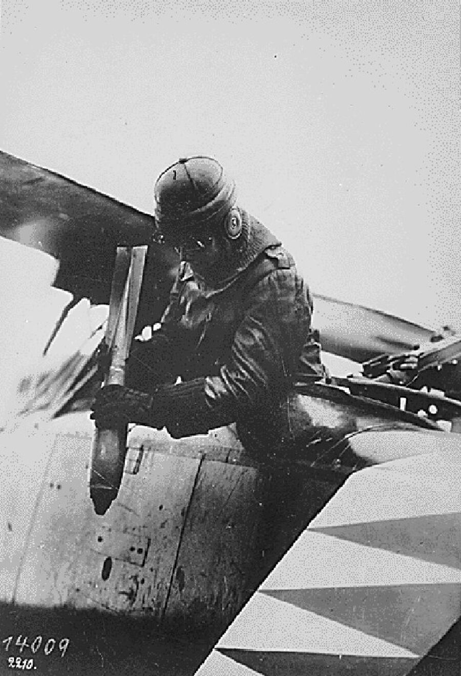Так бомбили в Первую мировую. Германский авиатор бросает авиабомбу с самолета
