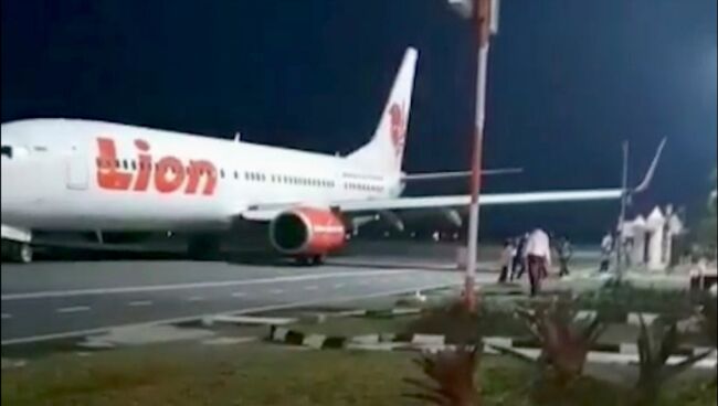 Самолет Lion Air врезался в столб в аэропорту в индонезийской провинции Бенгкулу. 8 ноября 2018