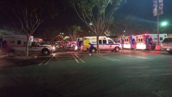 Автомобили скорой помощи на месте стрельбы в городе Таузенд-Окс в Калифорнии