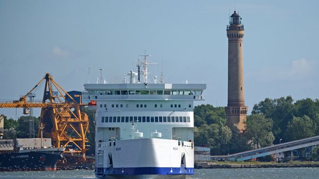 Танкер-газовоз в акватории порта при регазификационном терминале в польском городе Свиноуйсьце. Архивное фото