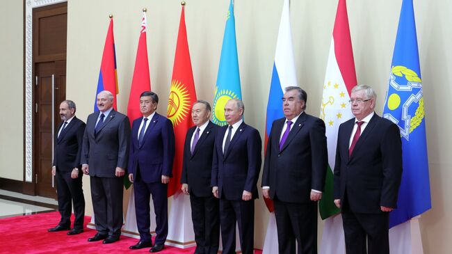 Президент РФ Владимир Путин во время церемонии фотографирования глав делегаций государств-членов ОДКБ в Астане.Архивное фото