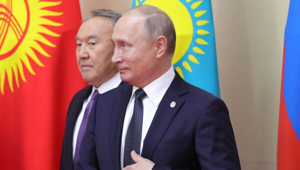 Владимир Путин и президент Казахстана Нурсултан Назарбаев во время церемонии приветствия глав делегаций государств-членов ОДКБ во Дворце независимости в Астане. 8 ноября 2018