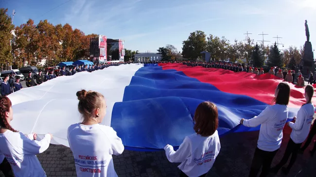 Участники акции Флаг моего государства, посвященного Дню народного единства в Севастополе