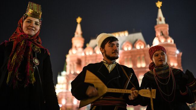 Артисты на Манежной площади в Москве. Архивное фото