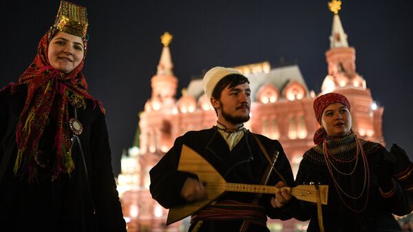 Артисты на Манежной площади в Москве. Архивное фото