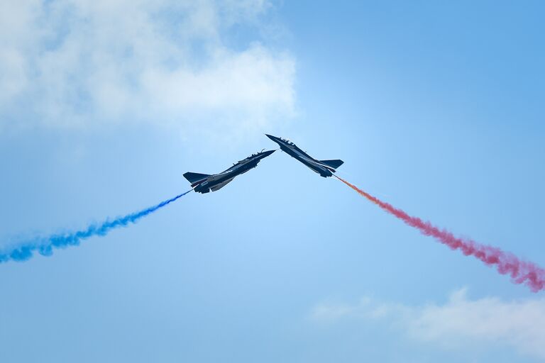 Истребители J-10 ВВС Китая во время выступления на Чжухайском авиасалоне