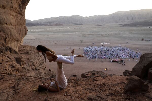 Участники фестиваля йоги в израильской пустыне Арава, Израиль 