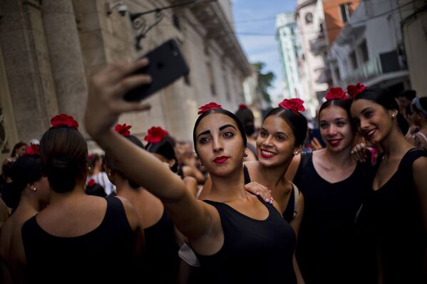 Танцоры фламенко фотографируются перед вытсуплением в Гаване