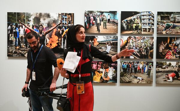 Журналисты на открытии выставки победителей IV международного конкурса фотожурналистики имени Андрея Стенина в Москве