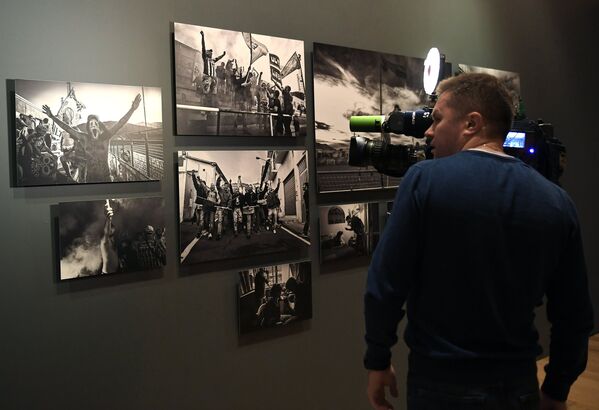 Посетитель на открытии выставки победителей IV международного конкурса фотожурналистики имени Андрея Стенина в Москве