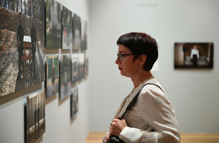 Посетительница на открытии выставки победителей IV международного конкурса фотожурналистики имени Андрея Стенина в Москве