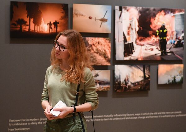 Посетительница на открытии выставки победителей IV международного конкурса фотожурналистики имени Андрея Стенина в Москве