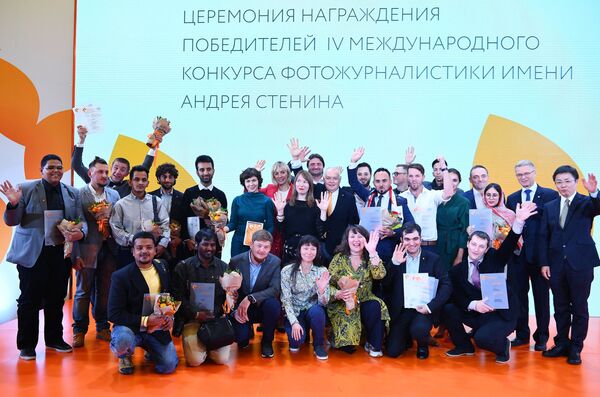 Победители IV международного конкурса фотожурналистики имени Андрея Стенина на торжественной церемонии награждения в Москве