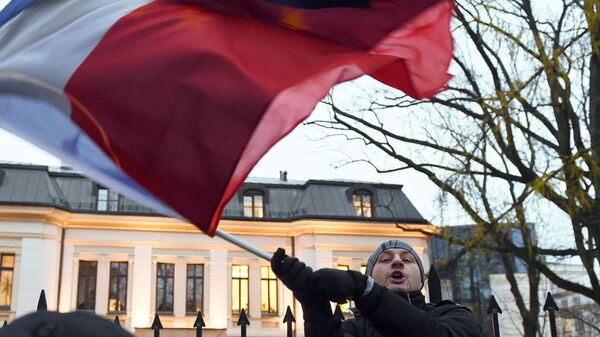 Молодой человек с флагом Польши
