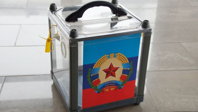 Урна для голосования на одном из избирательных участков в Луганске. Архивное фото