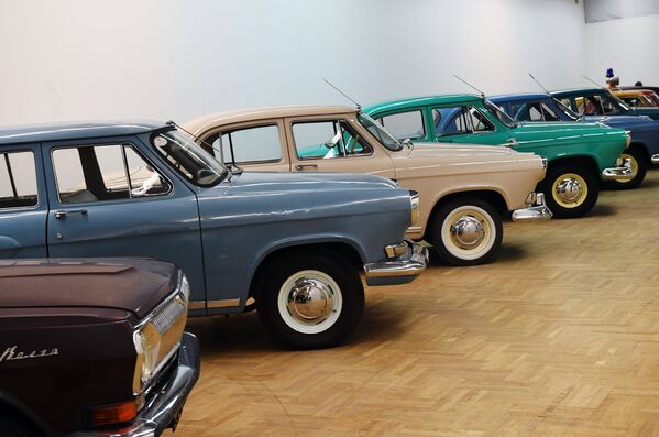 Ретро автомобили ГАЗ-24, ГАЗ-21 Волга (слева направо) на выставке Редкие автомобили в ЦДХ