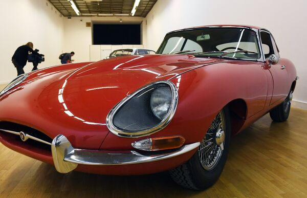 Купе Jaguar E-type 1961-1968 годов выпуска, модификация 4.2 MT (265 л.с.) на выставке Редкие автомобили в ЦДХ