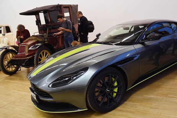 Спортивное купе Aston Martin DB11 на выставке Редкие автомобили в ЦДХ