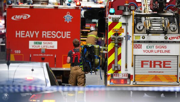 Службы спасения на месте нападения мужчины с ножом в центре Мельбурна, Австралия. 9 ноября 2018