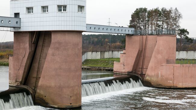 Плотина на Рублевской станции водоподготовки в Москве