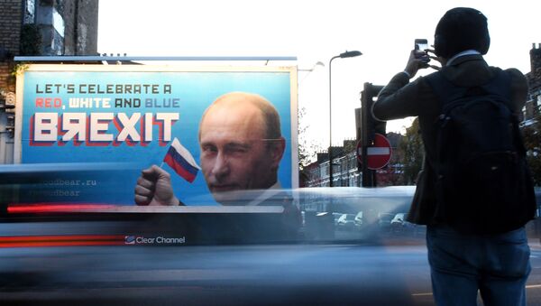 Плакат с портретом президента РФ Владимира Путина и призывом отмечать Bяexit в Лондоне