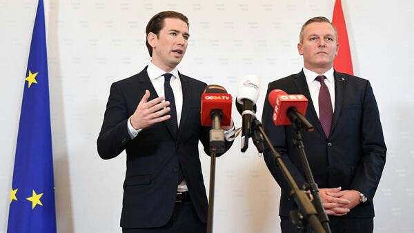 Канцлер Австрии Себастьян Курц и министр обороны Австрии Марио Кунасек во время пресс-конференции в Вене