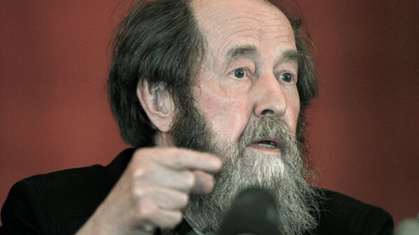 Писатель Александр Солженицын отвечает на вопросы корреспондентов на пресс-конференции во Владивостоке.