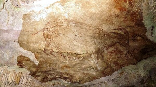 Наскальный рисунок, найденный в горной пещере на острове Калимантан в Индонезии