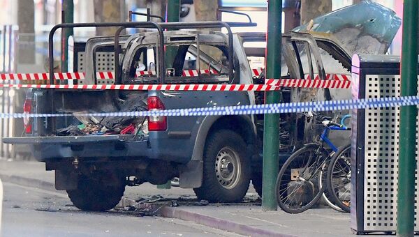 Сгоревший автомобиль на месте нападения на полицейских в Мельбурне. 9 ноября 2018