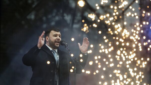Исполняющий обязанности главы Донецкой народной республики Денис Пушилин выступает на торжественной акции Выбор Донбасса