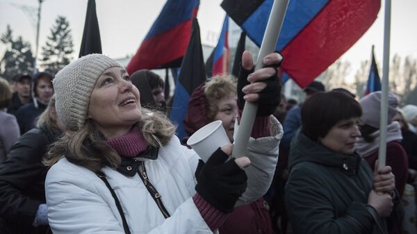 Местные жители на площади имени Ленина в Донецке